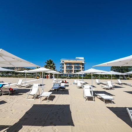 Roses Hotel Roseto Degli Abruzzi Exterior foto