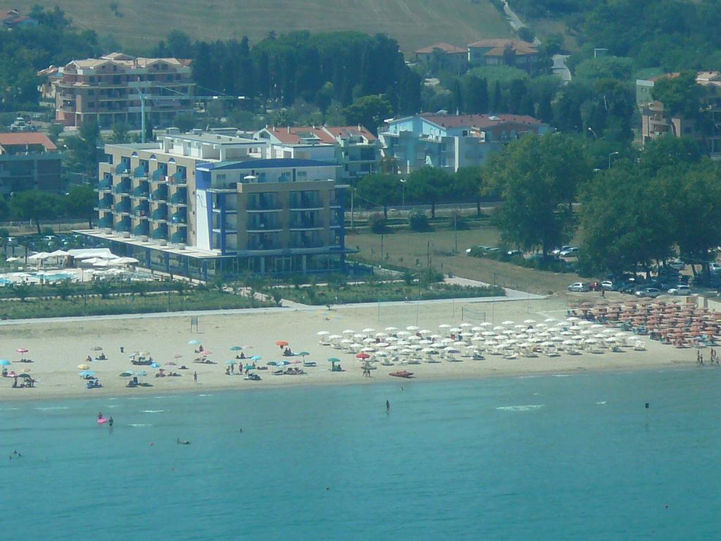 Roses Hotel Roseto Degli Abruzzi Exterior foto