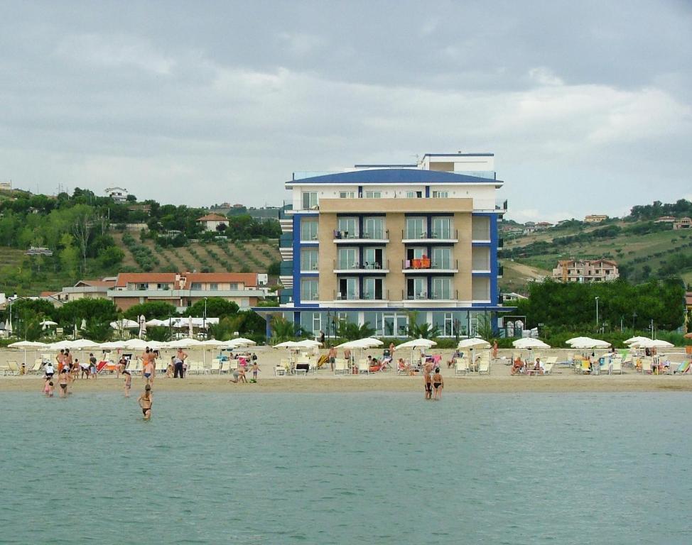 Roses Hotel Roseto Degli Abruzzi Exterior foto