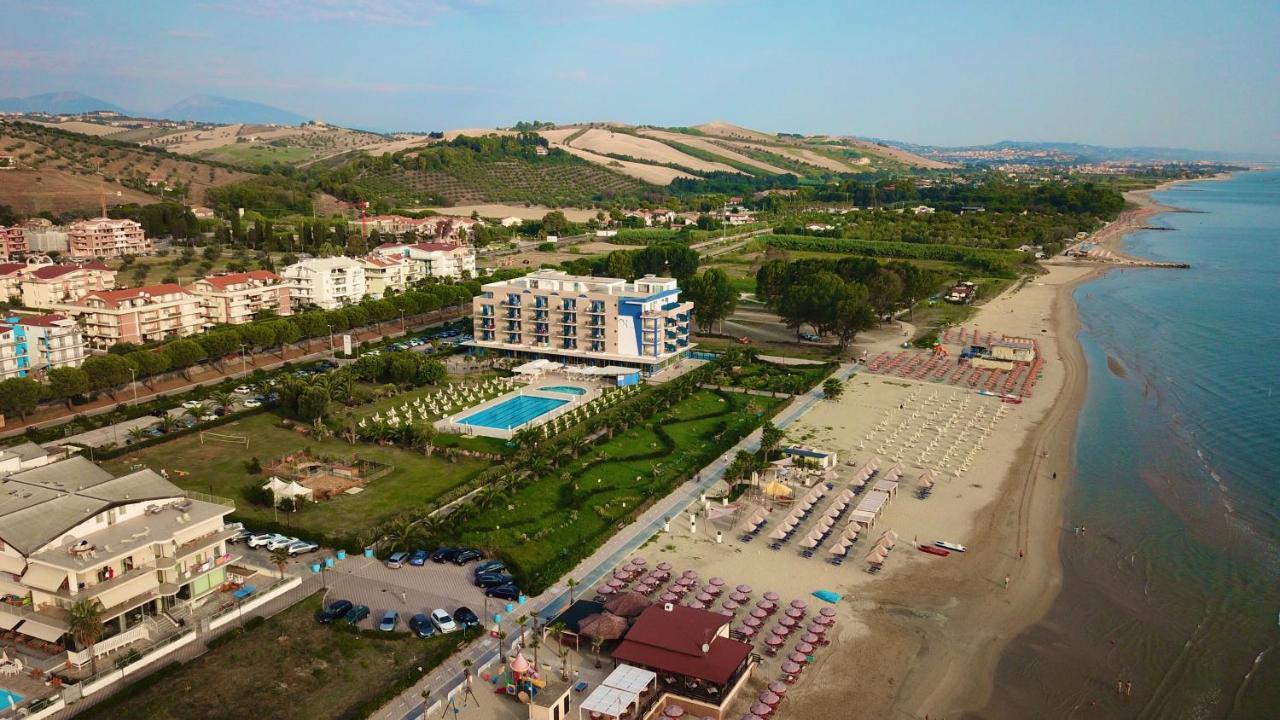 Roses Hotel Roseto Degli Abruzzi Exterior foto